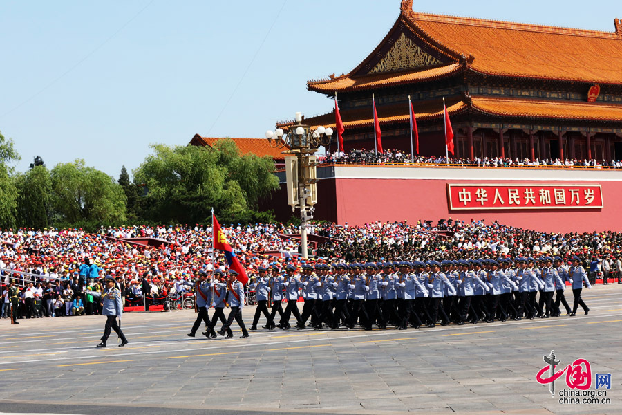 9月3日，中國人民抗日戰(zhàn)爭暨世界反法西斯戰(zhàn)爭勝利70周年紀(jì)念大會在北京隆重舉行，有11個國家派方隊、6個國家派代表隊來華參加閱兵。圖為蒙古國武裝力量方隊通過天安門廣場。中國網(wǎng)記者 董寧攝