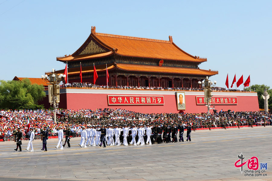  9月3日，中國(guó)人民抗日戰(zhàn)爭(zhēng)暨世界反法西斯戰(zhàn)爭(zhēng)勝利70周年紀(jì)念大會(huì)在北京隆重舉行，有11個(gè)國(guó)家派方隊(duì)、6個(gè)國(guó)家派代表隊(duì)來(lái)華參加閱兵。圖為墨西哥武裝力量方隊(duì)通過(guò)天安門廣場(chǎng)。中國(guó)網(wǎng)記者 董寧攝