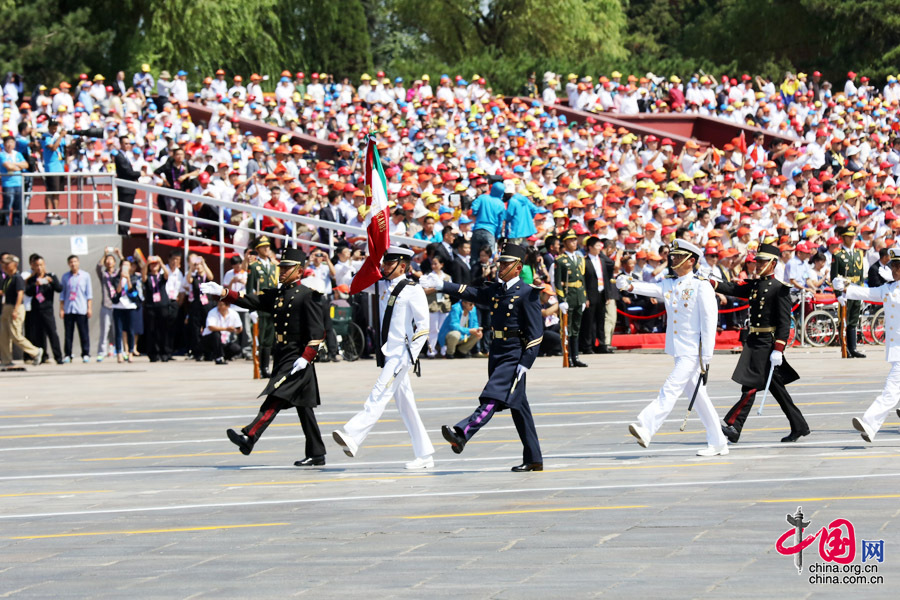 9月3日，中國人民抗日戰(zhàn)爭暨世界反法西斯戰(zhàn)爭勝利70周年紀(jì)念大會在北京隆重舉行，有11個國家派方隊(duì)、6個國家派代表隊(duì)來華參加閱兵。圖為墨西哥武裝力量方隊(duì)通過天安門廣場。中國網(wǎng)記者 董寧攝