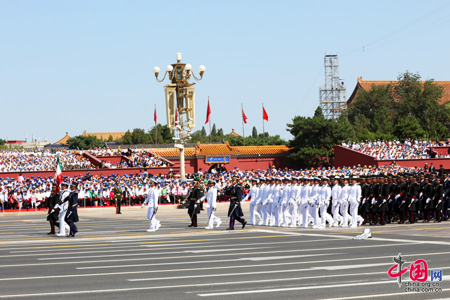 9月3日，中國人民抗日戰(zhàn)爭暨世界反法西斯戰(zhàn)爭勝利70周年紀(jì)念大會在北京隆重舉行，有11個國家派方隊、6個國家派代表隊來華參加閱兵。圖為墨西哥武裝力量方隊通過天安門廣場。中國網(wǎng)記者 董寧攝