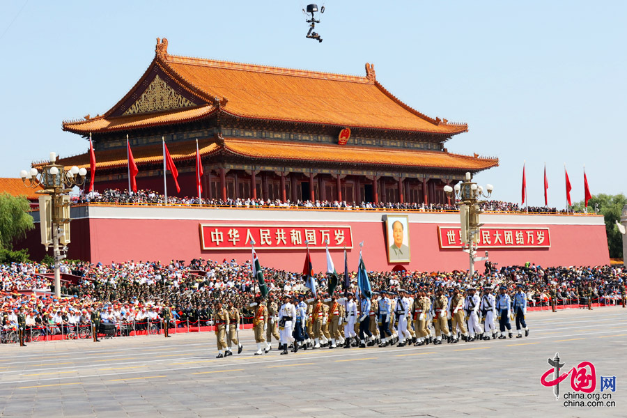 9月3日，中國(guó)人民抗日戰(zhàn)爭(zhēng)暨世界反法西斯戰(zhàn)爭(zhēng)勝利70周年紀(jì)念大會(huì)在北京隆重舉行，有11個(gè)國(guó)家派方隊(duì)、6個(gè)國(guó)家派代表隊(duì)來(lái)華參加閱兵。圖為巴基斯坦武裝力量方隊(duì)通過(guò)天安門廣場(chǎng)。中國(guó)網(wǎng)記者 董寧攝 
