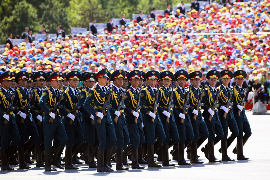  9月3日，中國人民抗日戰(zhàn)爭暨世界反法西斯戰(zhàn)爭勝利70周年紀(jì)念大會在北京隆重舉行，有11個國家派方隊、6個國家派代表隊來華參加閱兵。圖為塔吉克斯坦武裝力量方隊通過天安門廣場。中國網(wǎng)記者 楊佳攝