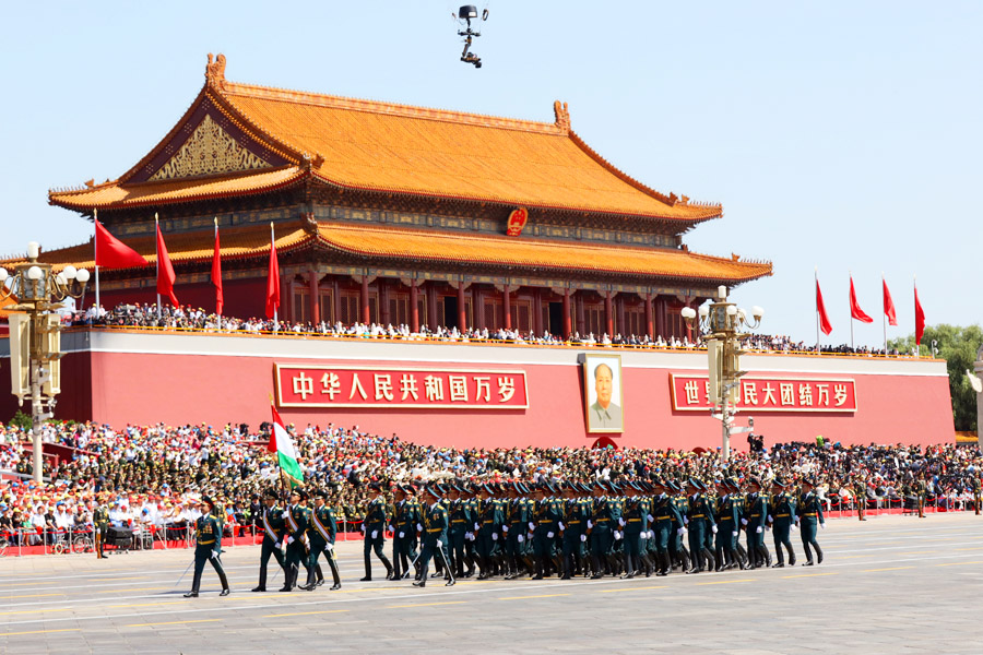  9月3日，中國(guó)人民抗日戰(zhàn)爭(zhēng)暨世界反法西斯戰(zhàn)爭(zhēng)勝利70周年紀(jì)念大會(huì)在北京隆重舉行，有11個(gè)國(guó)家派方隊(duì)、6個(gè)國(guó)家派代表隊(duì)來(lái)華參加閱兵。圖為塔吉克斯坦武裝力量方隊(duì)通過(guò)天安門廣場(chǎng)。中國(guó)網(wǎng)記者 董寧攝