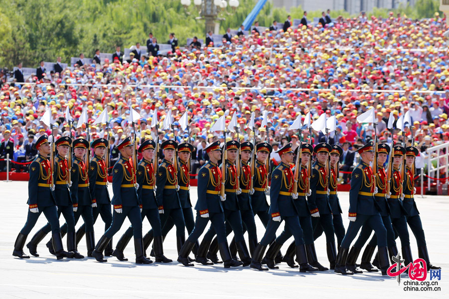  9月3日，中國人民抗日戰(zhàn)爭暨世界反法西斯戰(zhàn)爭勝利70周年紀念大會在北京隆重舉行，有11個國家派方隊、6個國家派代表隊來華參加閱兵。圖為俄羅斯聯(lián)邦武裝力量方隊通過天安門廣場。中國網(wǎng)記者 楊佳攝