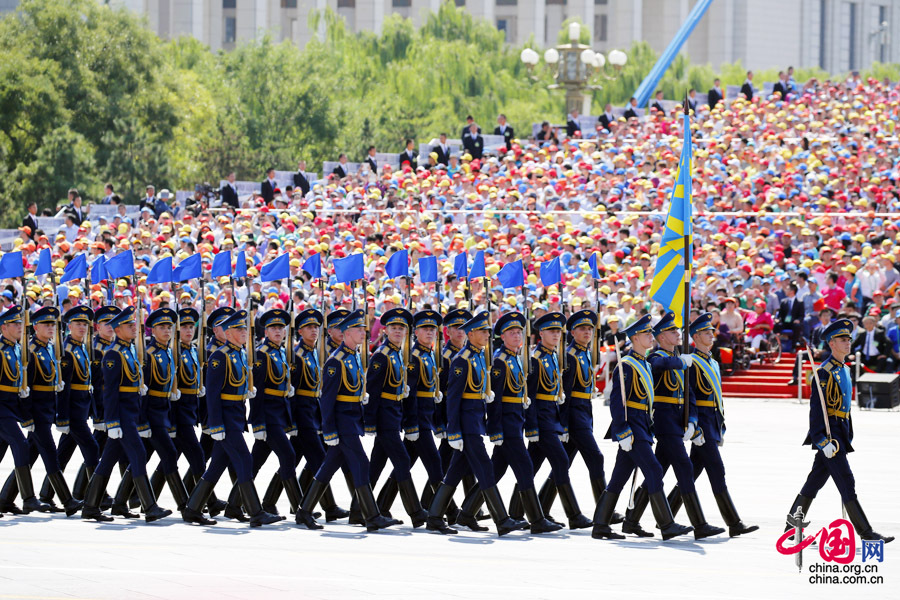 9月3日，中國人民抗日戰(zhàn)爭暨世界反法西斯戰(zhàn)爭勝利70周年紀(jì)念大會(huì)在北京隆重舉行，有11個(gè)國家派方隊(duì)、6個(gè)國家派代表隊(duì)來華參加閱兵。圖為俄羅斯聯(lián)邦武裝力量方隊(duì)通過天安門廣場